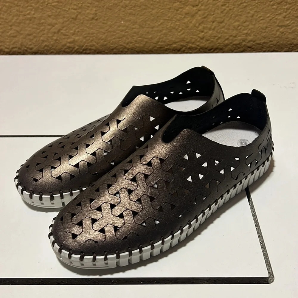 ERIC MICHAEL WOMEN INEZ LEATHER SLIP-ON FLAT COMFORT SHOES. Size 5.5 - Picture 2 of 5